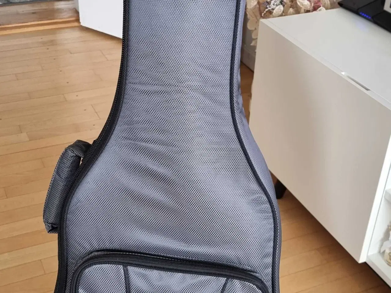 Billede 2 - Klassisk guitar samt udstyr til salg