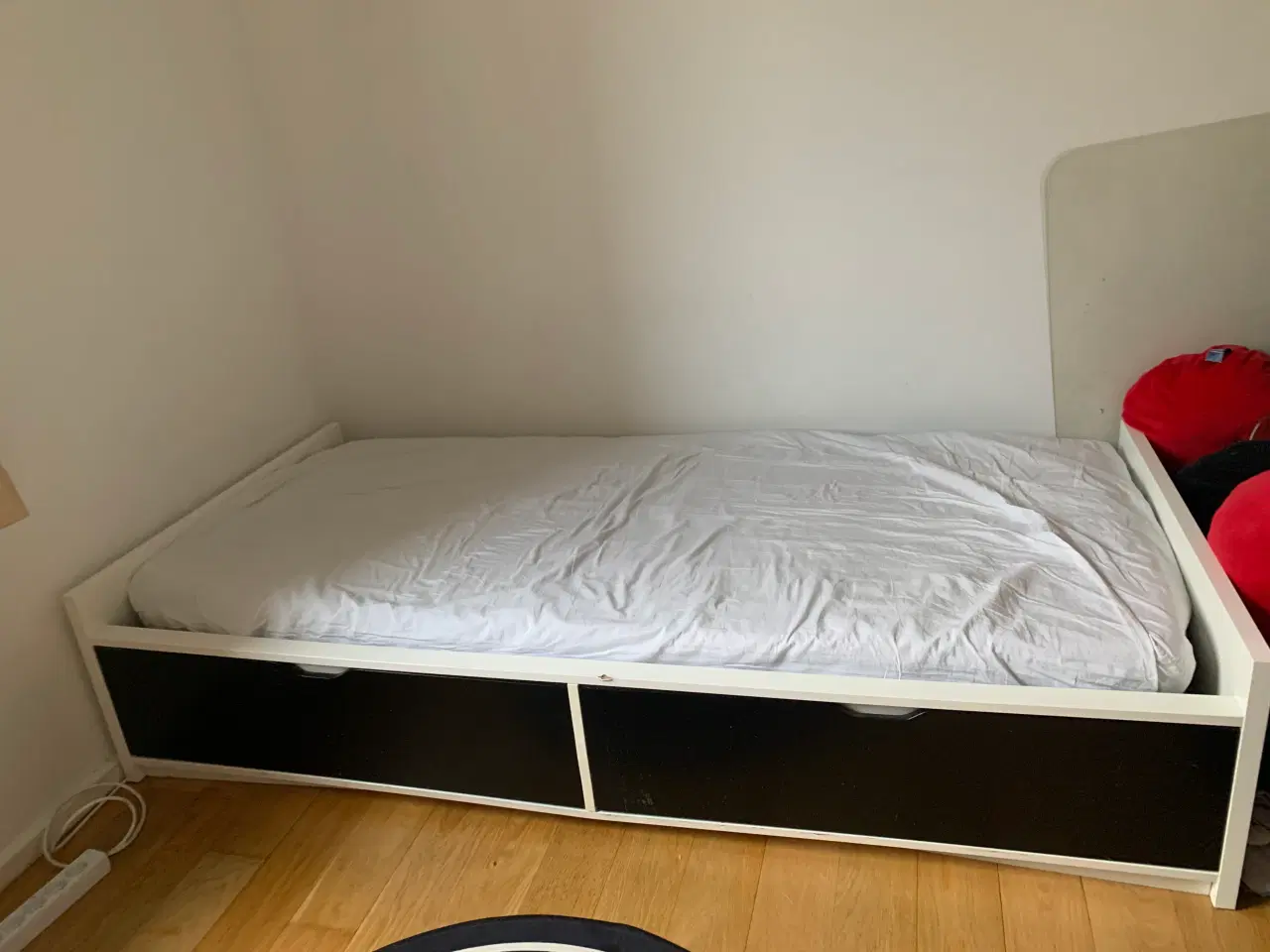 Billede 1 - Enkelt seng med skuffer. 