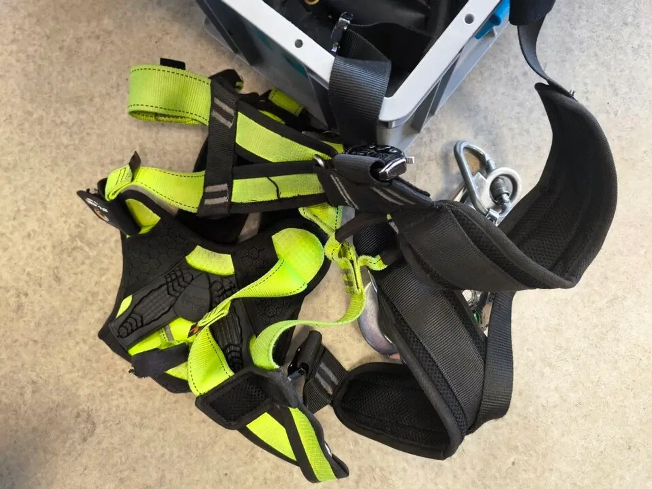 Billede 3 - Kasse m. sikringsgrej samt div.