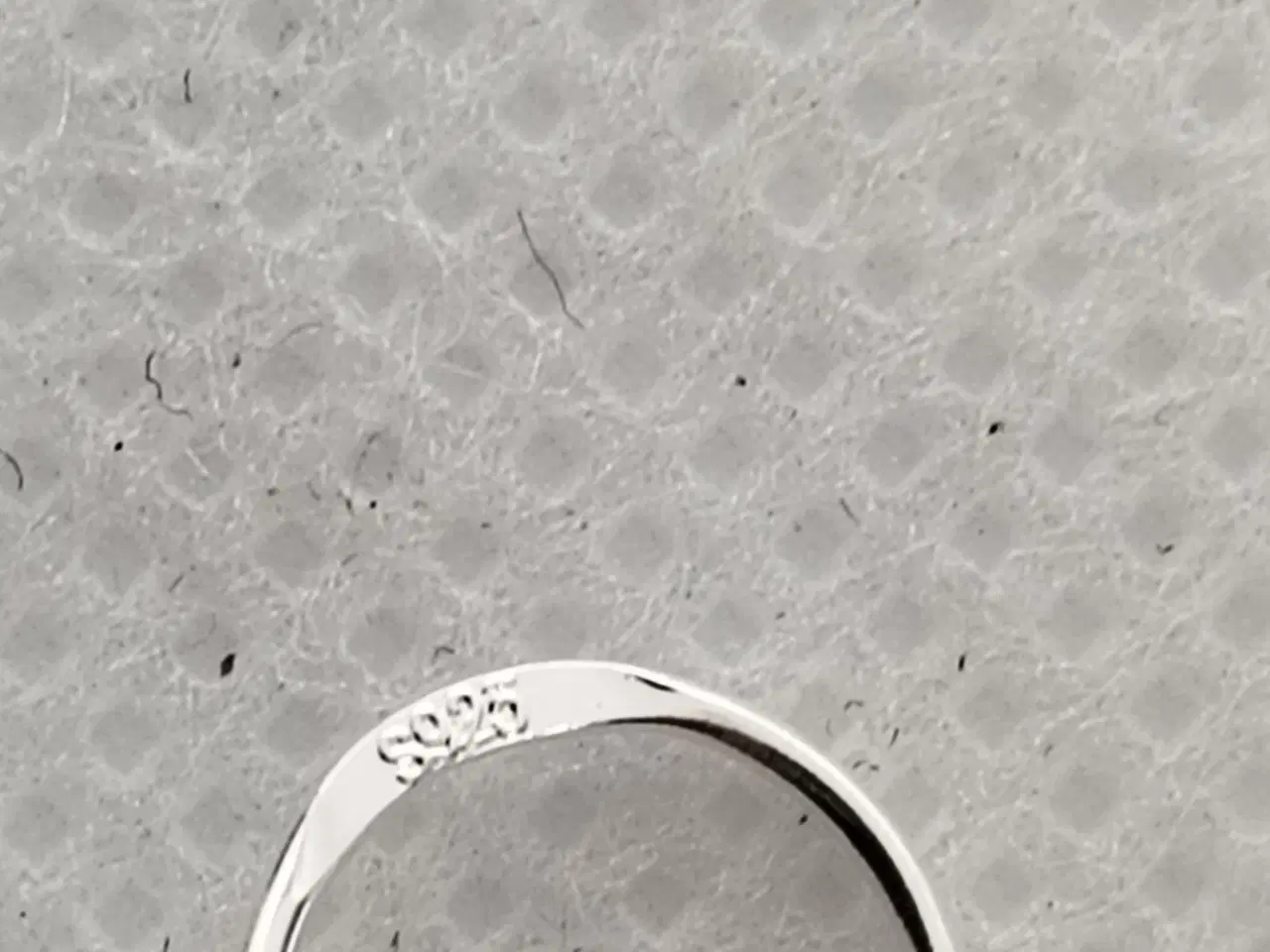 Billede 2 - Elegante øreringe med et hjerteformet perle