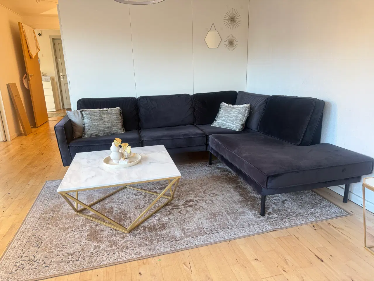 Billede 3 - Sort velour sofa