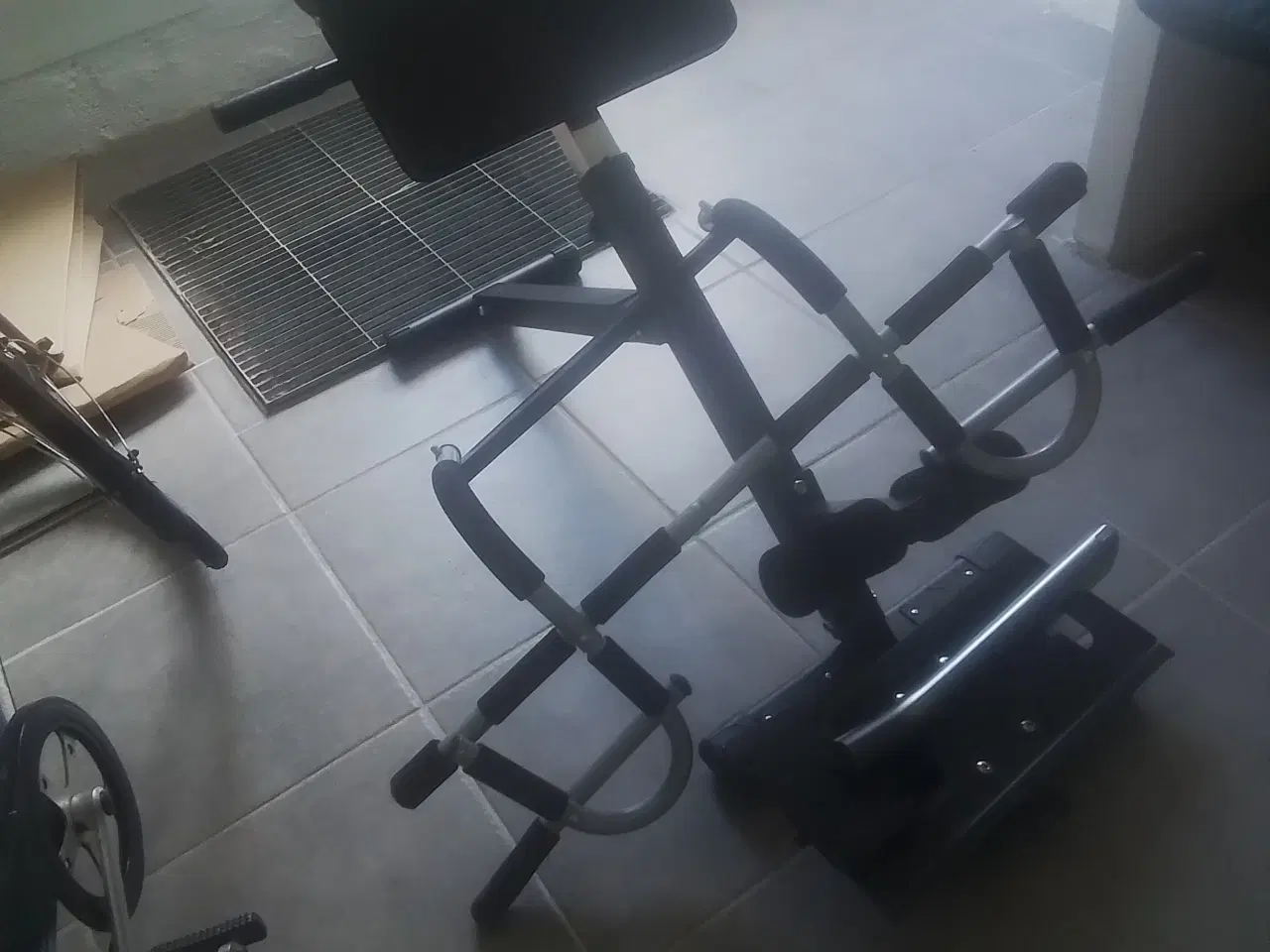 Billede 1 - Træningsudstyr i metal og med sæde til mave øvelse