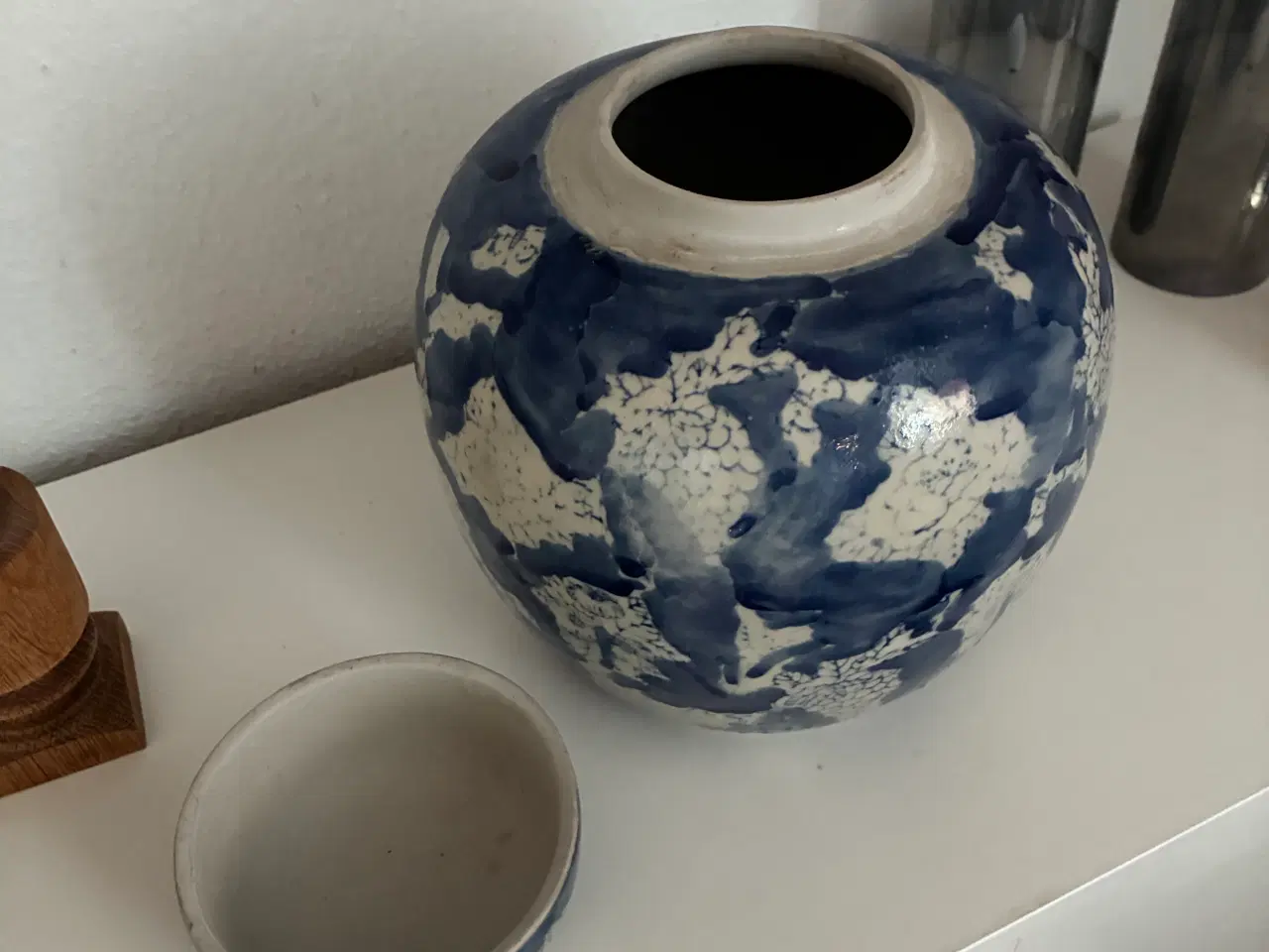 Billede 2 - Keramik krukke med låg i blå og hvid glasur.