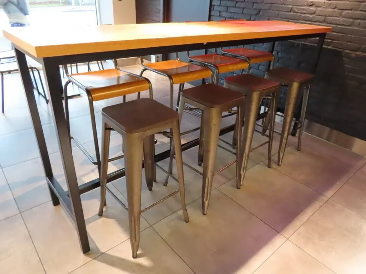 Billede 3 - Højbord med fire stole og fire skamler