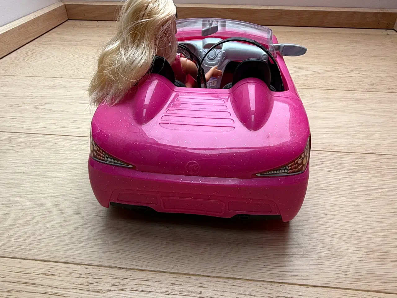 Billede 4 - Barbie med pink bil