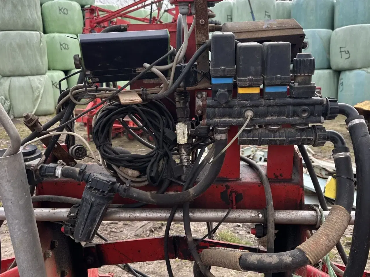 Billede 8 - Becker 12 rækket såmaskine med udstyr til flydende gødning. Fronttank medfølger til prisen.