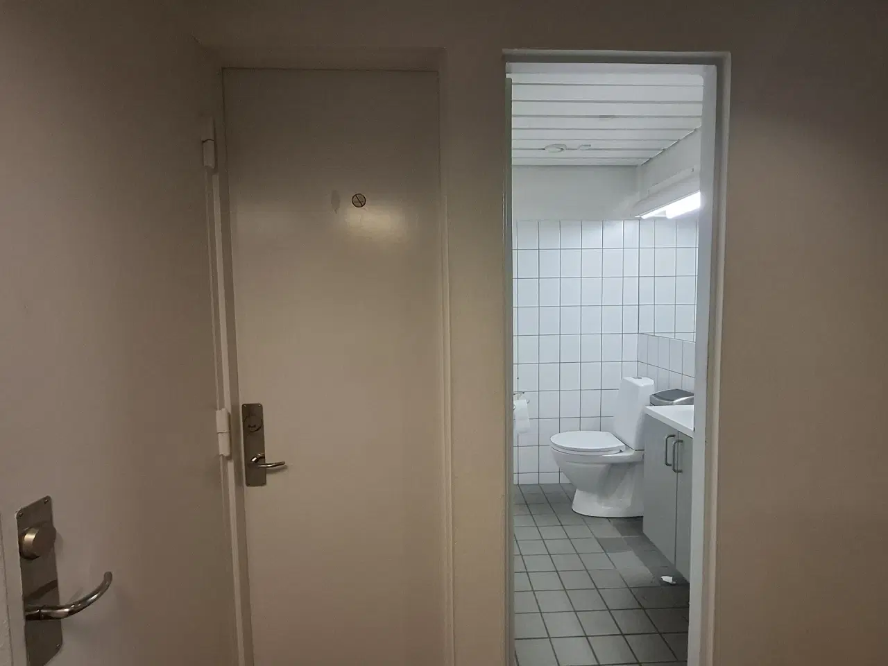 Billede 25 - AUTOVÆRGSTED eller LAGER med store Port. Centralt beliggende ved 2 motorvejstilkørsler. Stort udeareal til præsentation af biler.