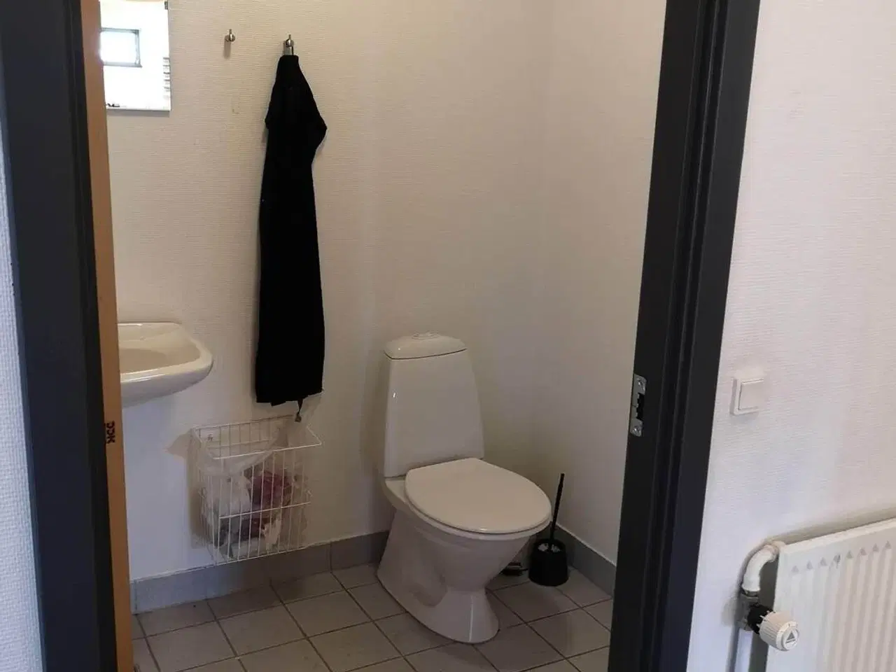 Billede 6 - Kontor med stor synlighed fra indfaldsvej - mulighed for ekstra lager