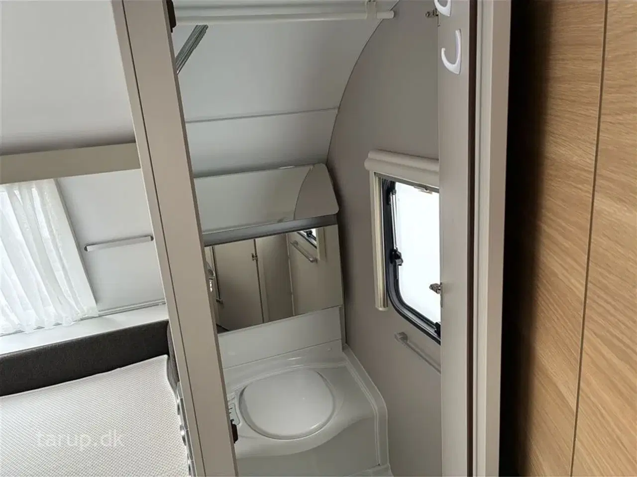 Billede 15 - 2021 - Adria Adora 613 PK Truma SX mover, Combifyr, Køjer og dobbeltseng, rund-siddegruppe og el-gulv-varme, 142 l. stort køleskab m/ frys, bluetooth højttalere, USB