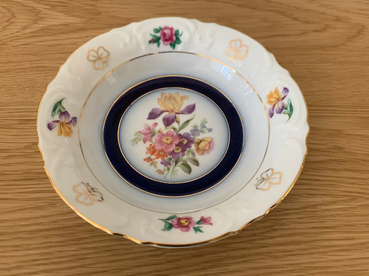 Billede 1 - Meget smuk gammel skål i porcelæn med guldkant