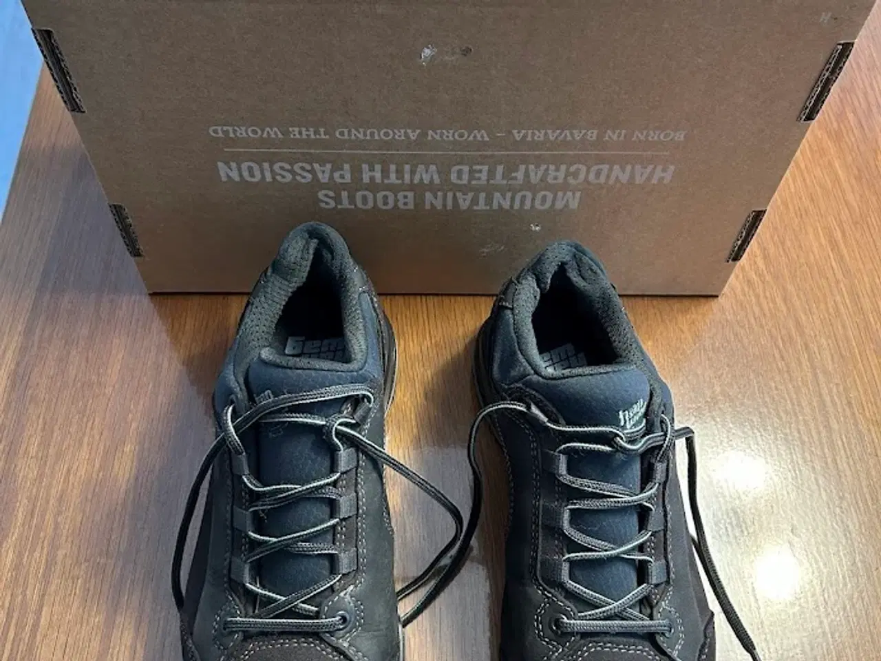 Billede 1 - Dame vandresko, str. 38, "Han Wag", farve: asfalt/