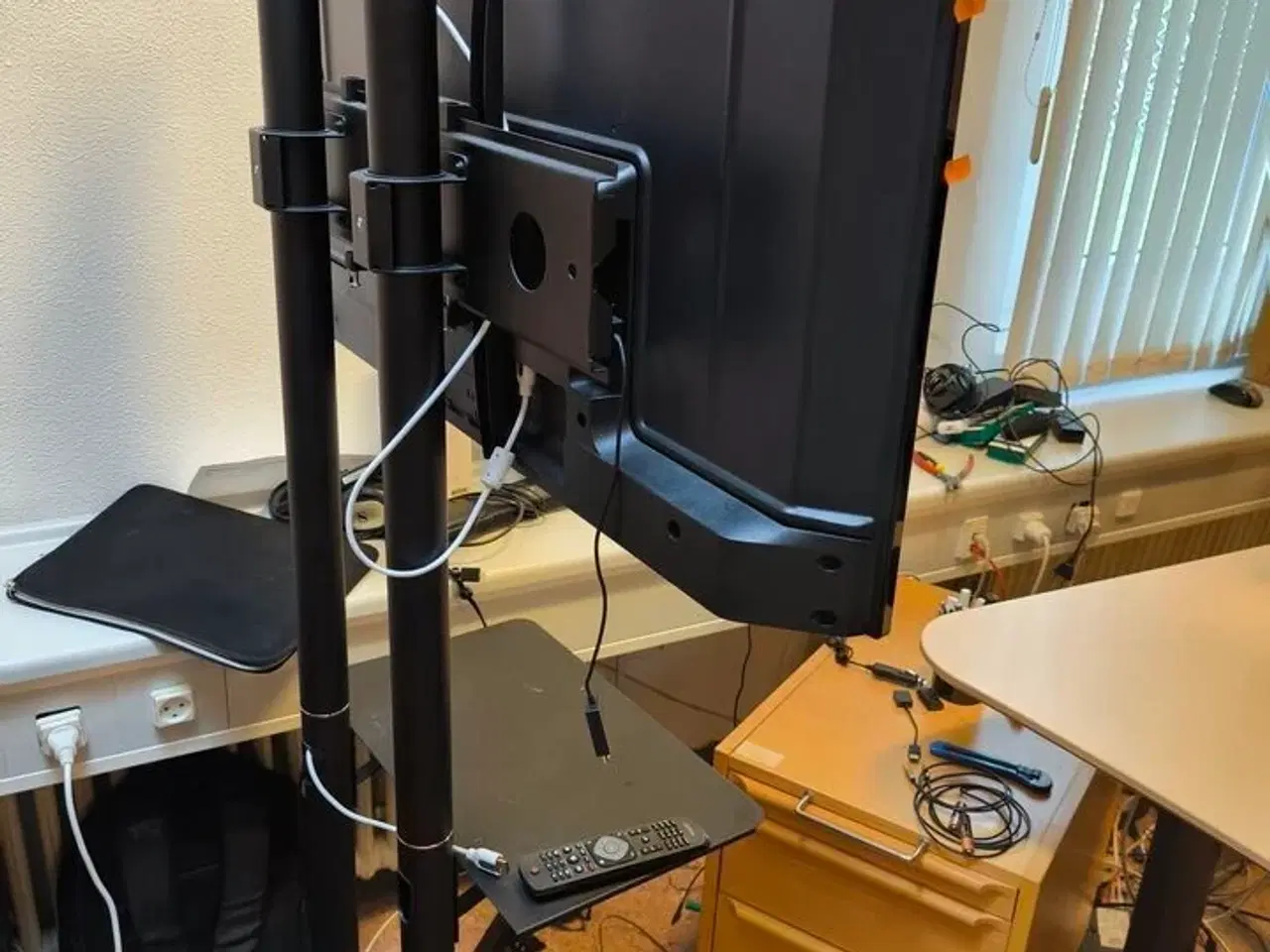 Billede 3 - Fladskærms TV 43" PHILIPS 43PFS5505/12 på stativ