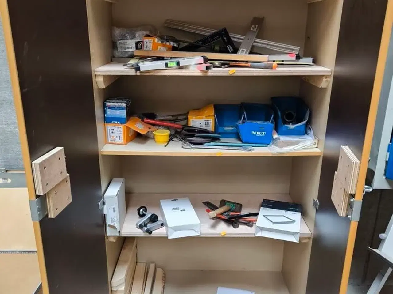 Billede 1 - Indhold i skab