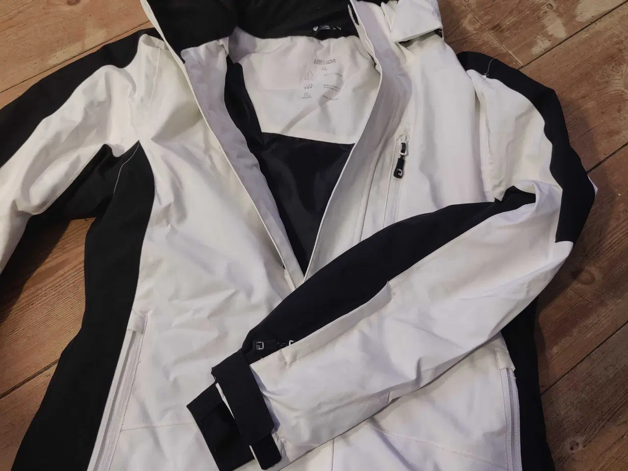 Billede 2 - Lækker skijakke og buskser