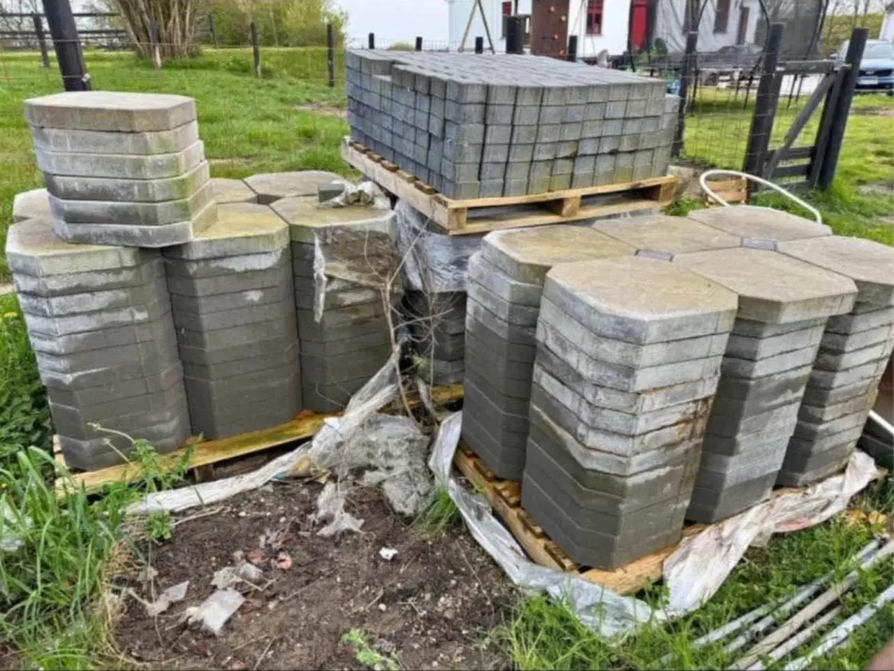 Billede 2 - 35 kvm grå 40x40 slotfliser med sorte 10x10kopsten