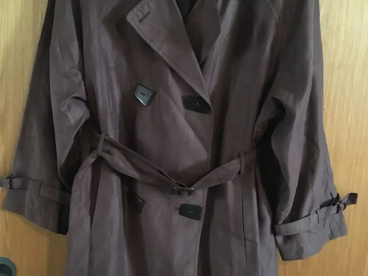 Billede 1 - Lækker mørkebrun frakke til salg