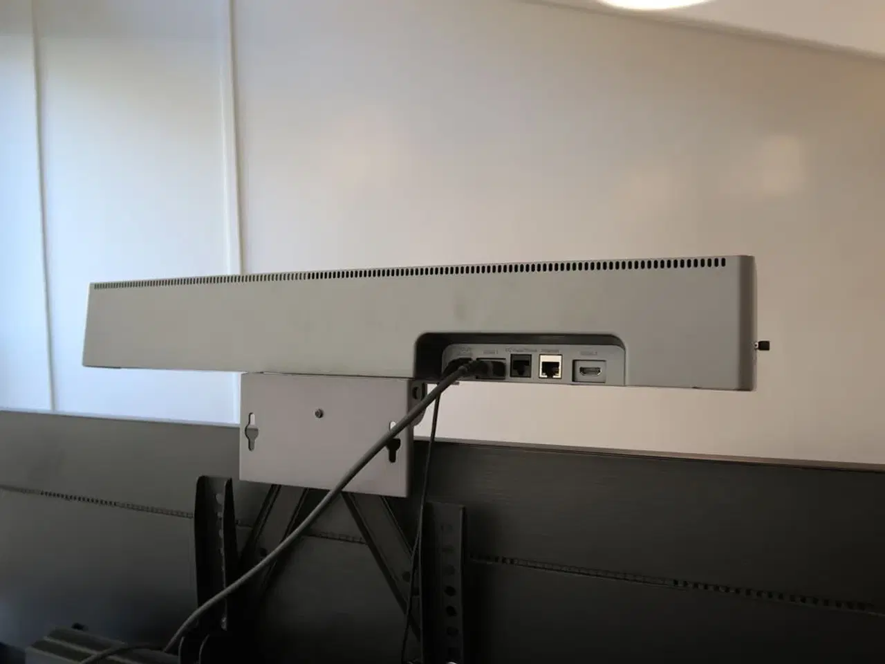Billede 3 - Fjernsyn SAMSUNG UE50TU6905K på stander med soundbar