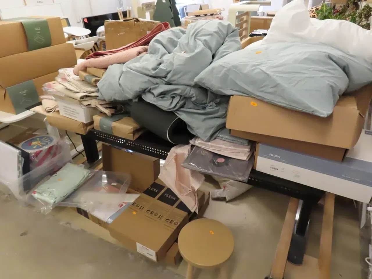 Billede 1 - Blandet lot med alt på og under bordet (bord medfølger ikke)