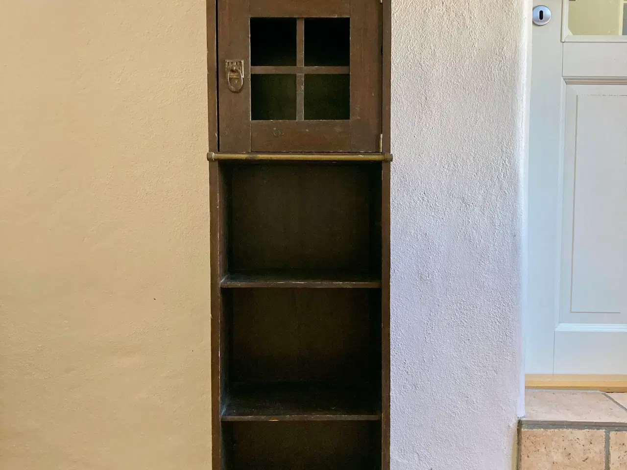 Billede 3 - 60’er fyrretræs reol / skab med 3 hylder og låge