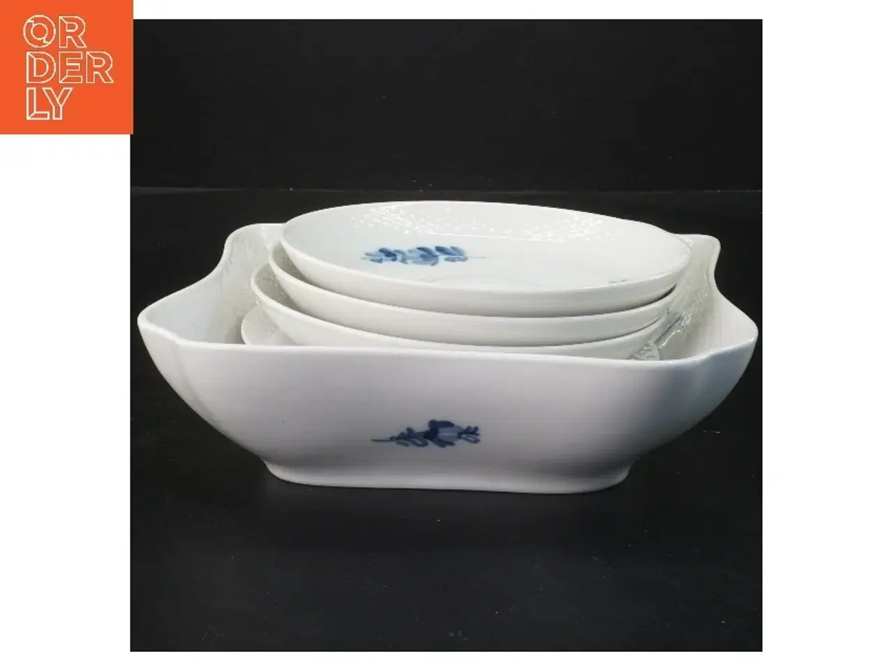 Billede 1 - Sæt af Royal Copenhagen skåle med blå blomst motiv(str. 5 stk Ø 16 & 16,5 & 22 cm) fra Royal Copenhagen (str. 5 stk Ø