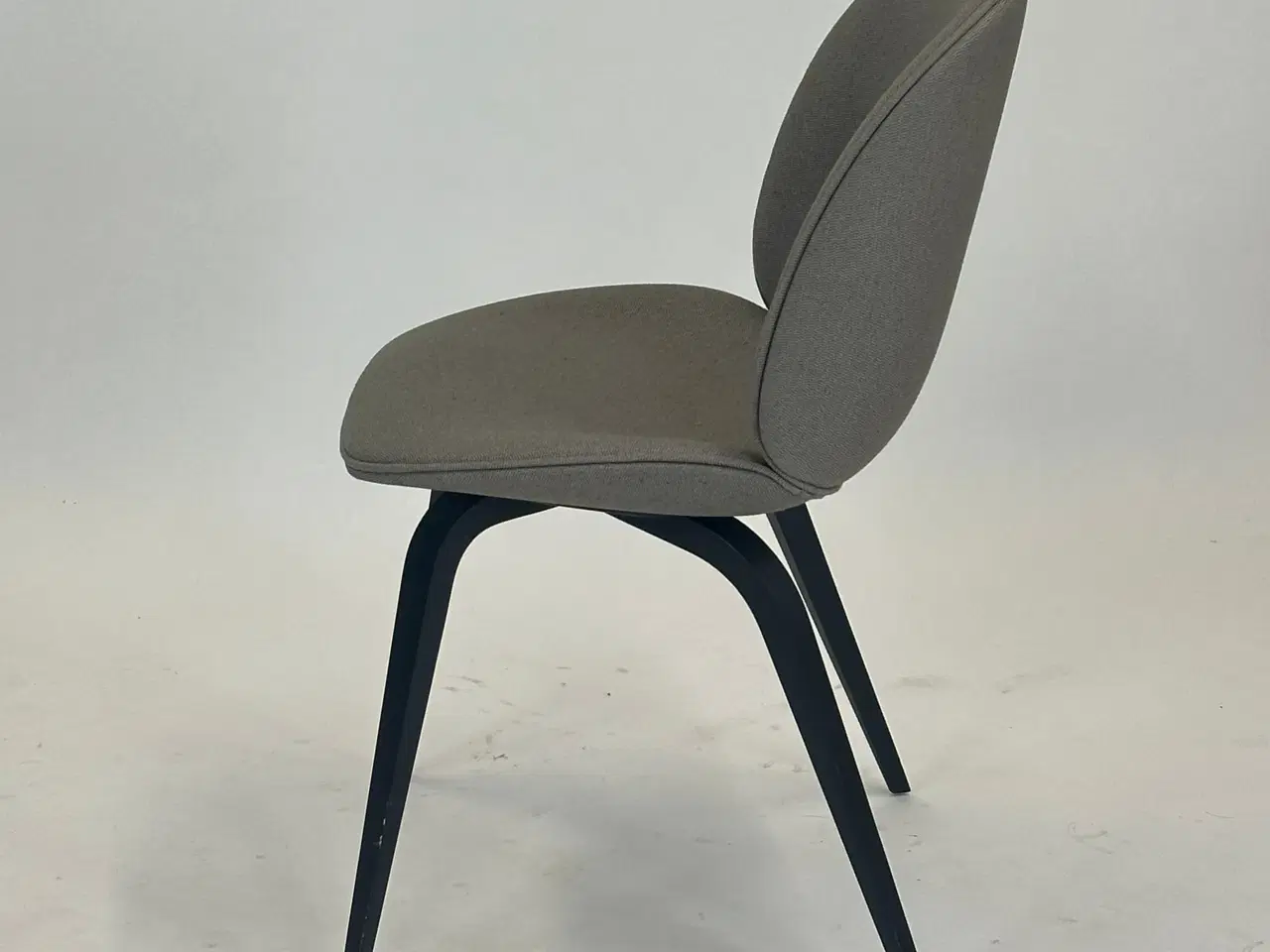 Billede 4 - GUBI | Beetle Chair (Lysegrå)