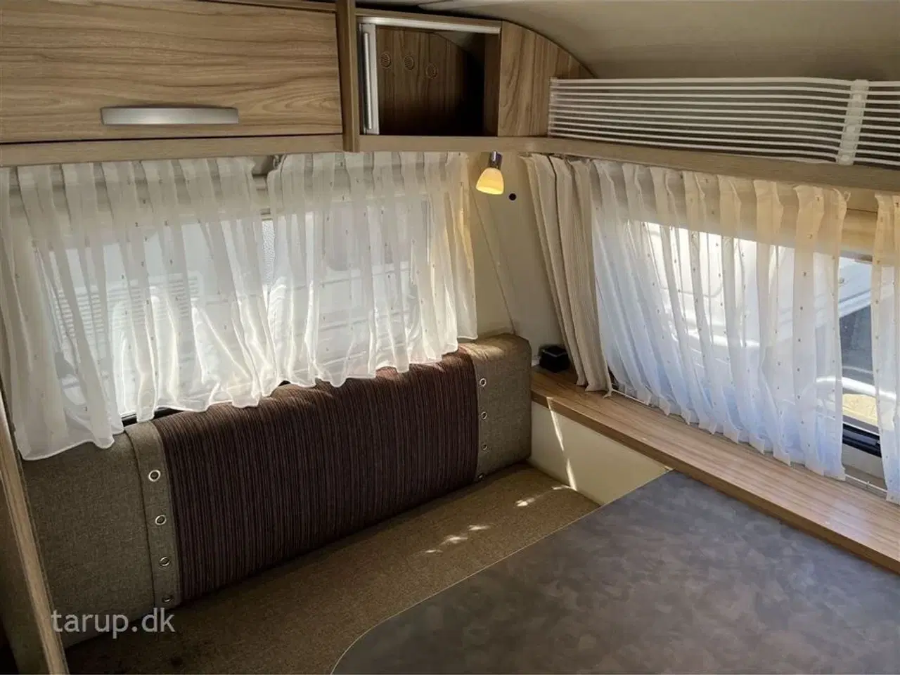 Billede 10 - 2022 - Hymer Feeling 442   Fortelt: Walker, mover, solceller, fast markise m sider og front, cykelholder, Truma UltraHeat, el- og gasboiler, endesiddegruppe, dobbeltseng