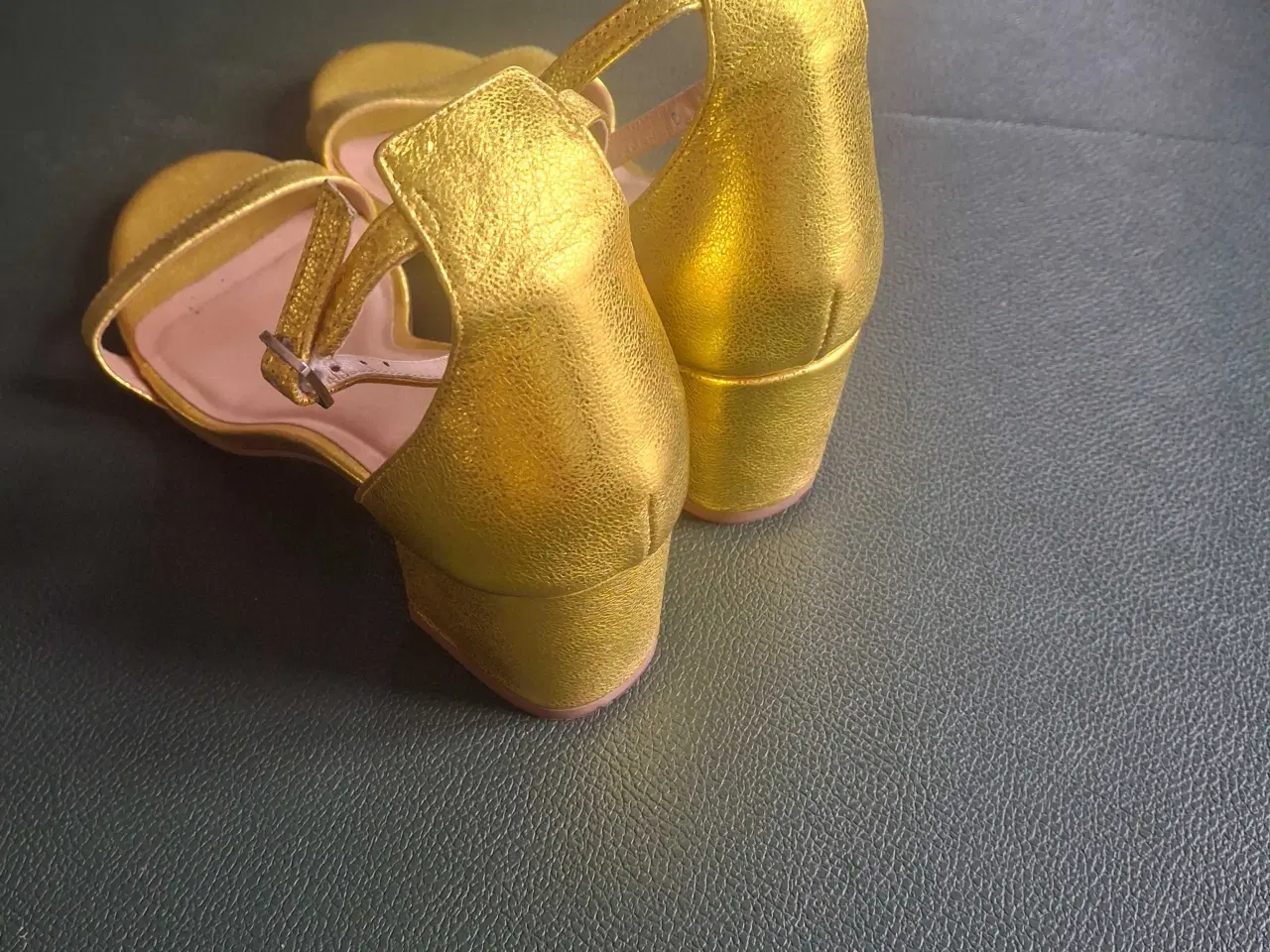 Billede 3 - Fin guldsandal