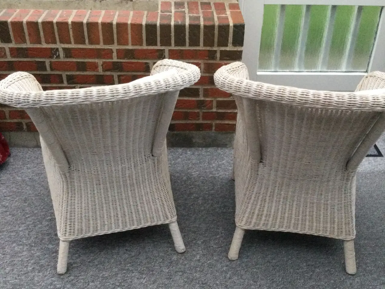 Billede 2 - To kurvestole og lille rundt glasbord