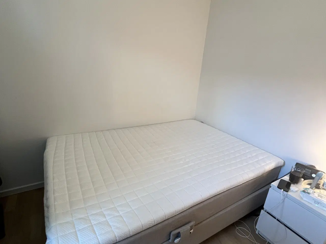 Billede 1 - Elevationsseng 140x200 + topmadras fra Jysk
