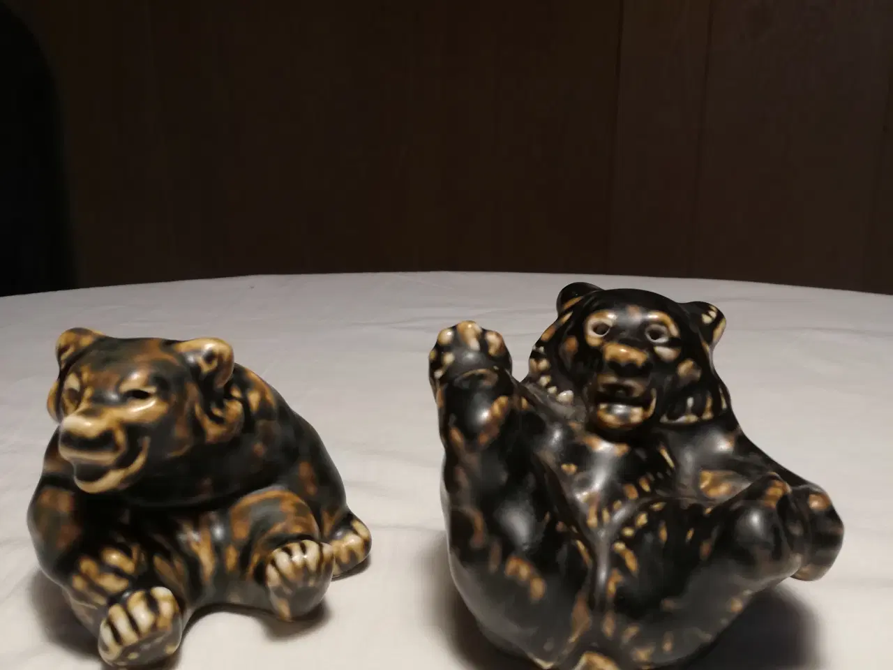 Billede 1 - 2 brune stentøjs bjørne figurer nr. 22747 og 22748