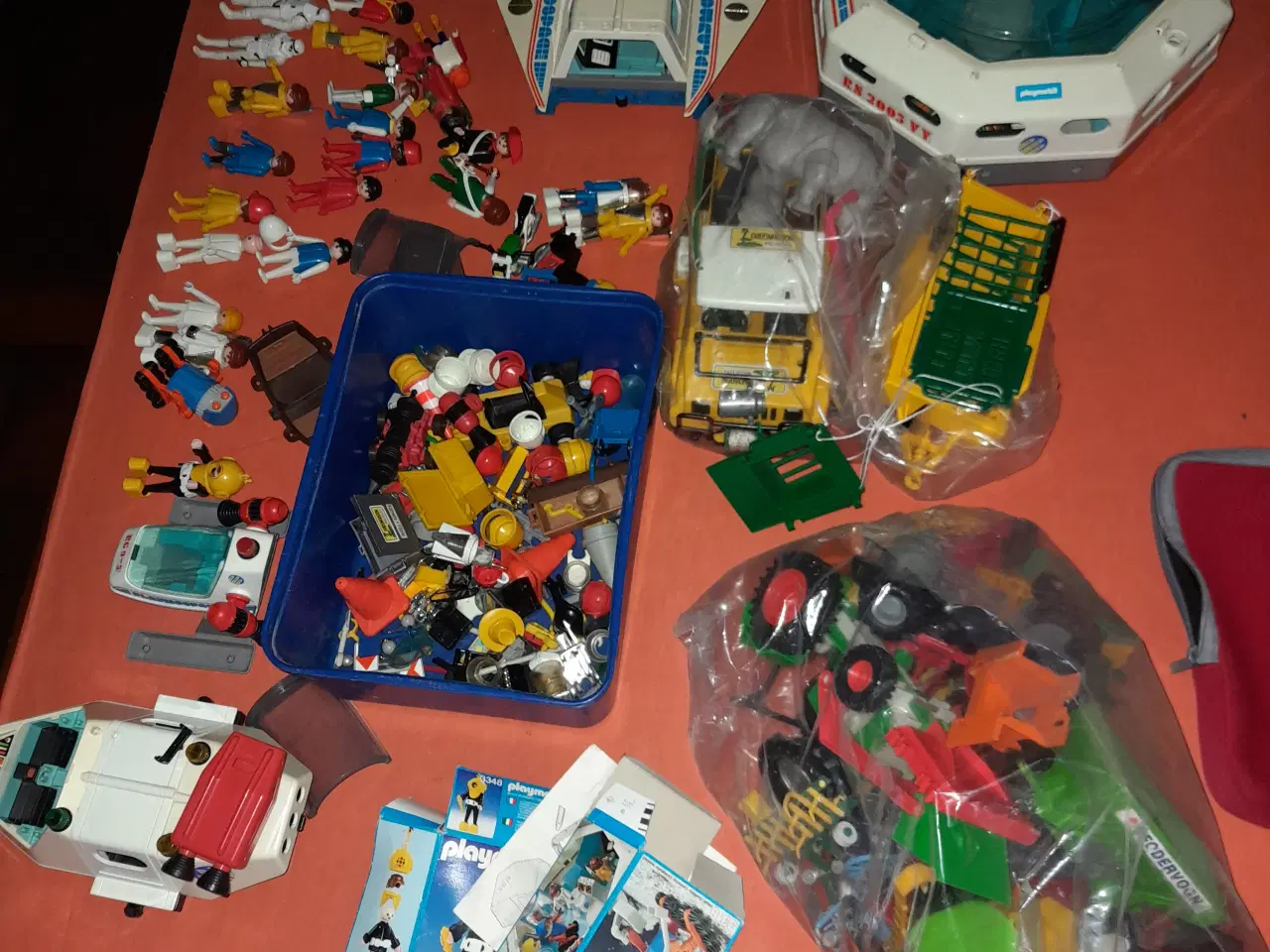 Billede 1 - Playmobil en kæmpe kasse med fine ting sælges