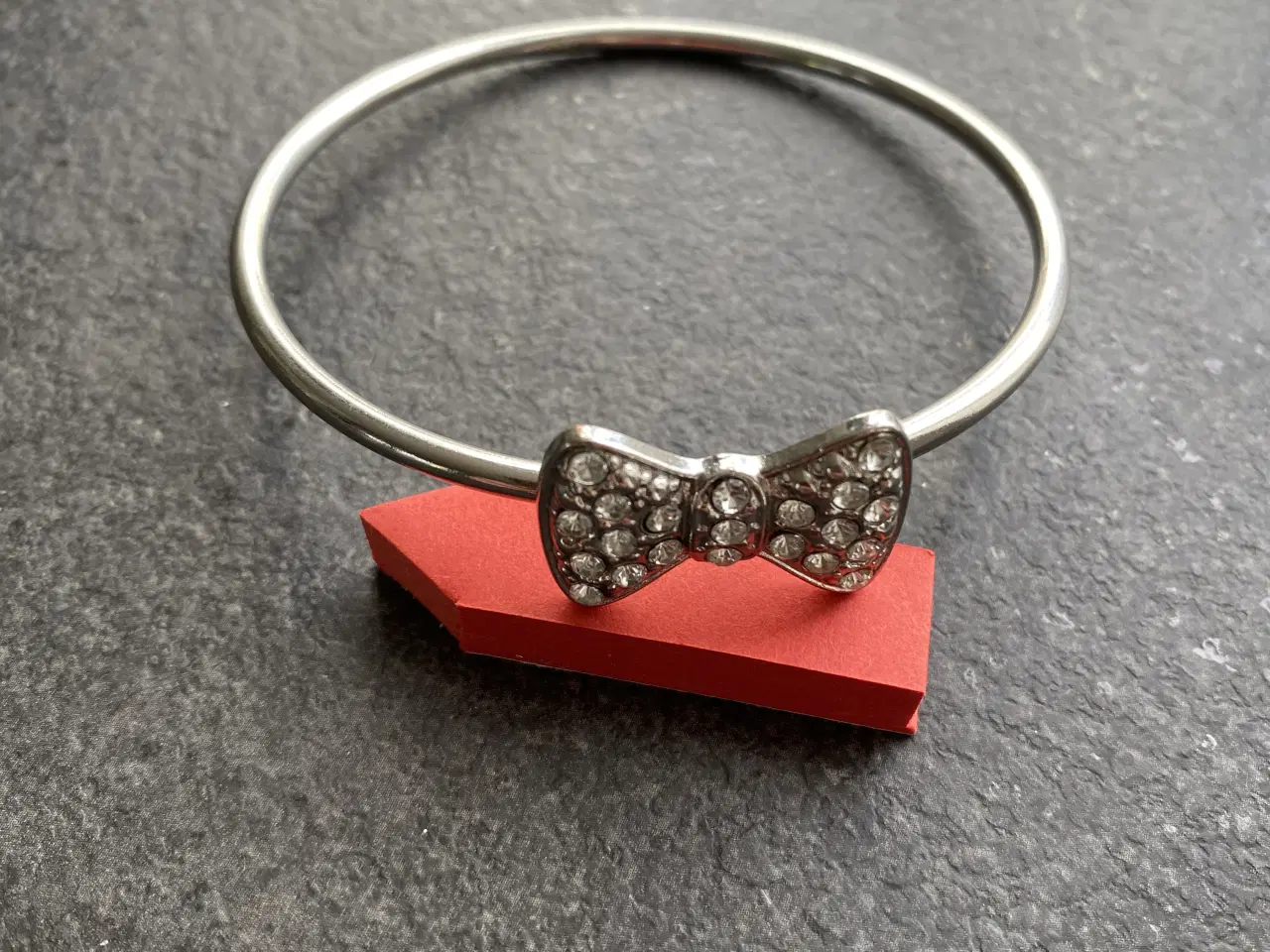 Billede 2 - Sølvfarvet armbånd med sløjfe