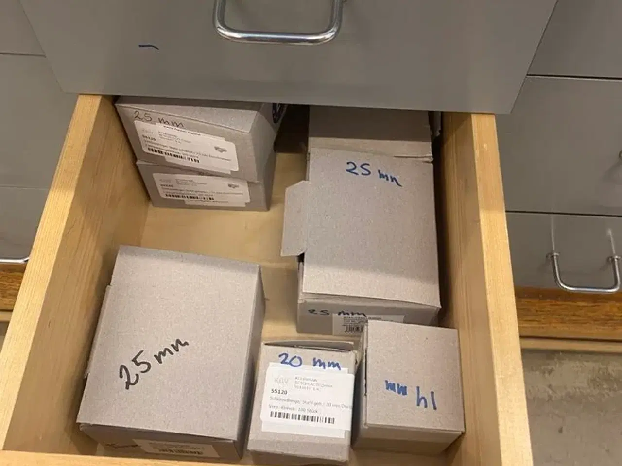 Billede 3 - Stort parti nøgler, beslag mm. (se foto)