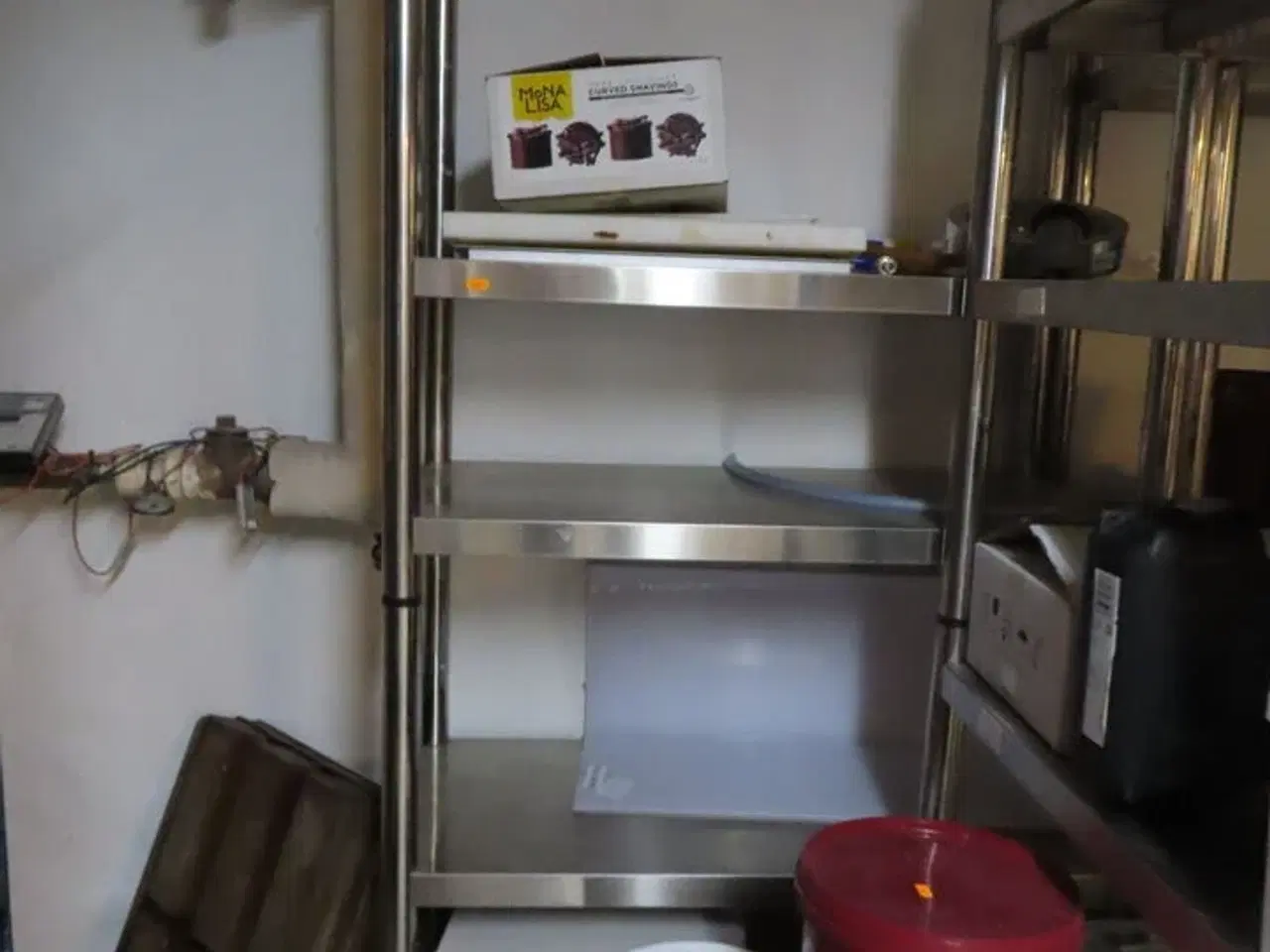 Billede 2 - Div. reoler med indhold