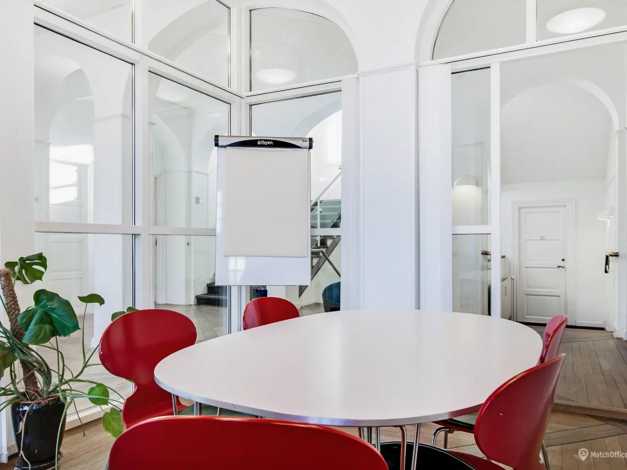 Billede 8 - Klinik- eller kontorlokale perfekt beliggenhed mod ejendommens gård. der sikrer et roligt og behageligt arbejdsmiljø.