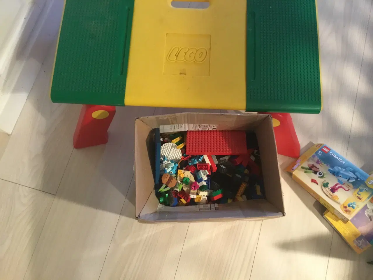 Billede 3 - Lego, en kasse med klodser og bord