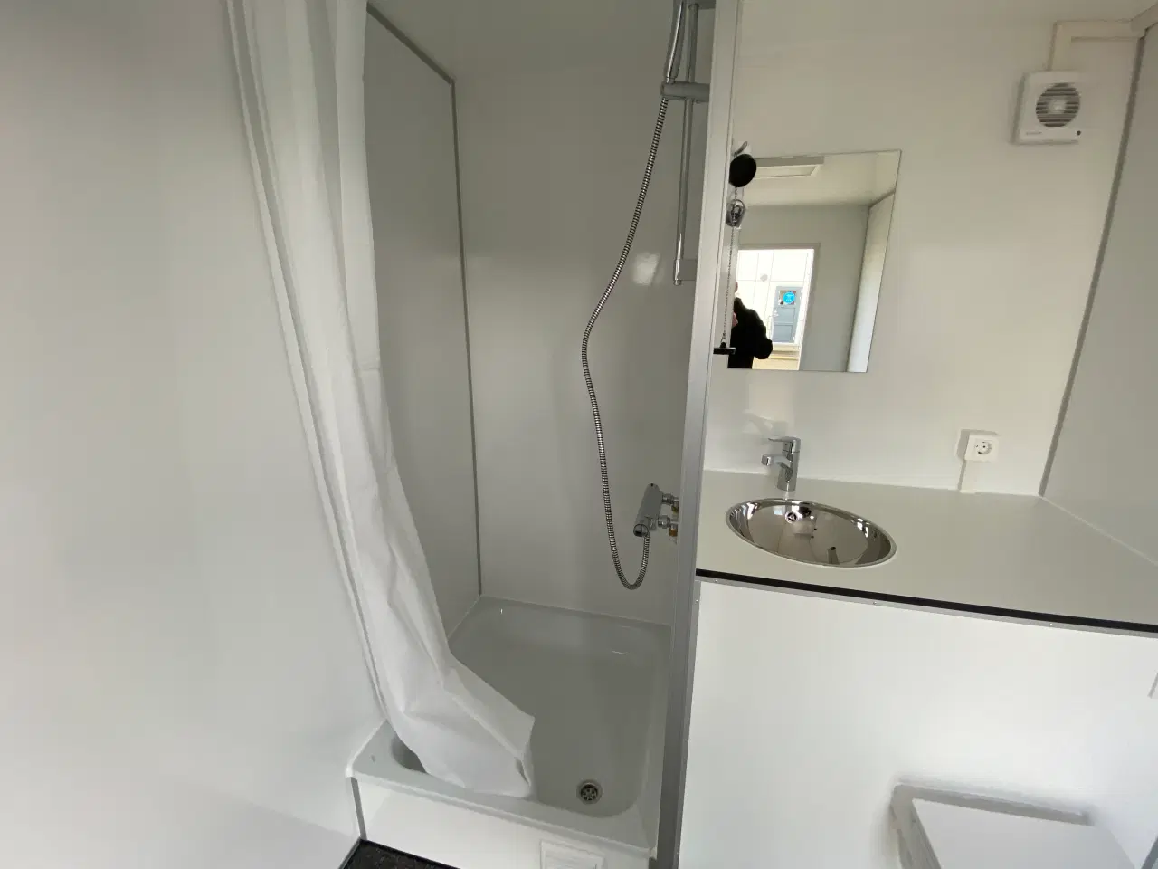 Billede 10 - Type 518: Toilet--badvogn med 3 separate rum