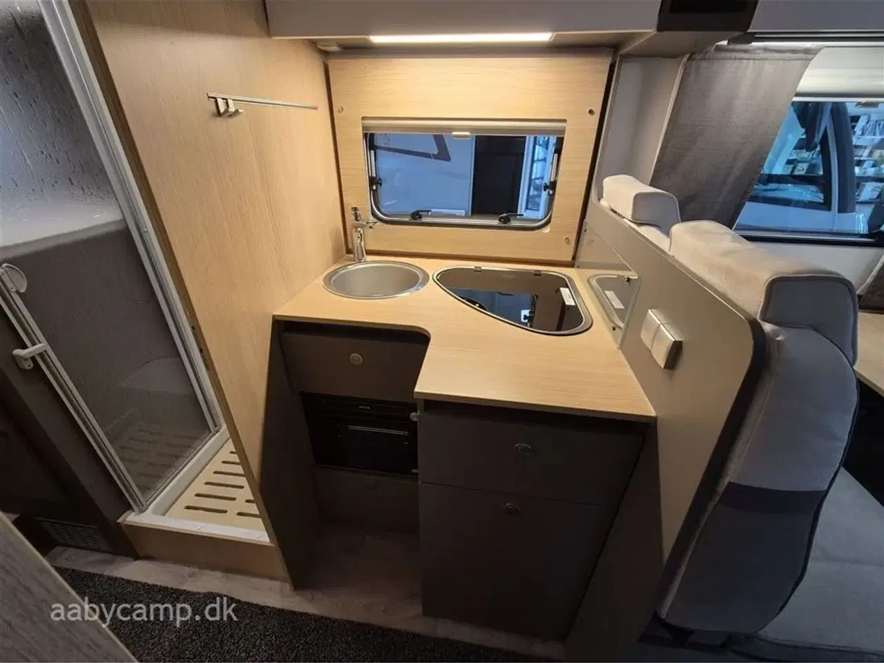 Billede 10 - 2023 - LMC Tourer H730 G Lift   Markise. solcelle. 200Ah lithium. 2000w inverter. 2x tv. Avara alarm. gulvtæppe. kompressor køleskab. Thetford ovn. gulvarme. undervognsbehandlet og lakforseglet.