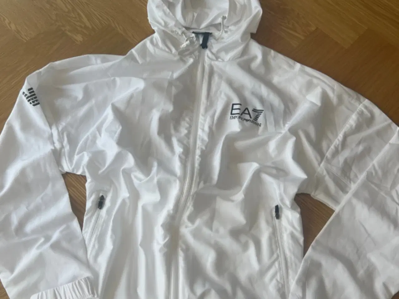 Billede 1 - Hvid EA7 tracksuit 