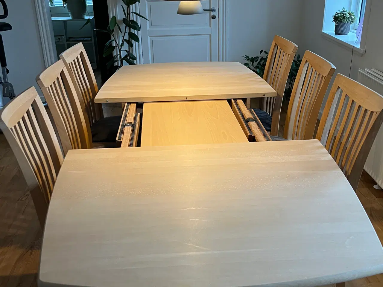 Billede 2 - Bord med 6 stole + sofabordet.