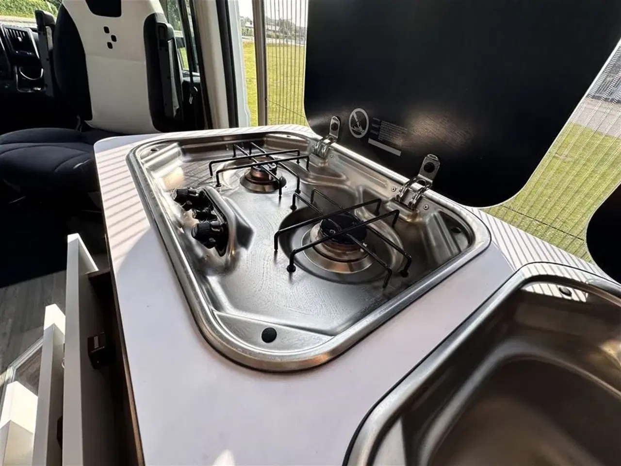 Billede 17 - 2021 - Bravia 636 140 Hk Edition 30   Campervan med langsgående senge og god indretning Kørt 20,500 Km.