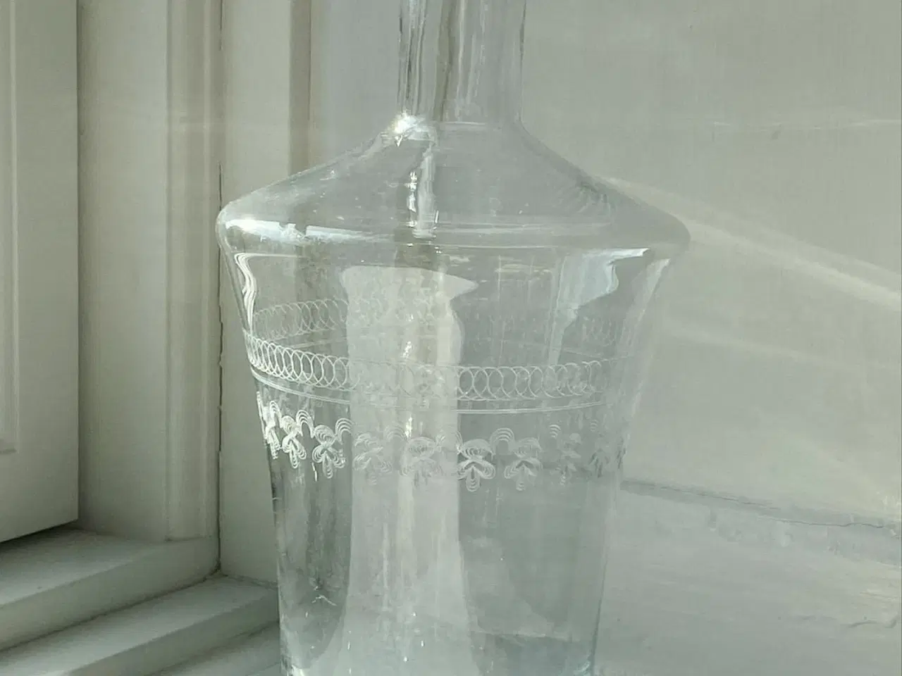 Billede 4 - Karafel af klart glas m sirlige slibninger