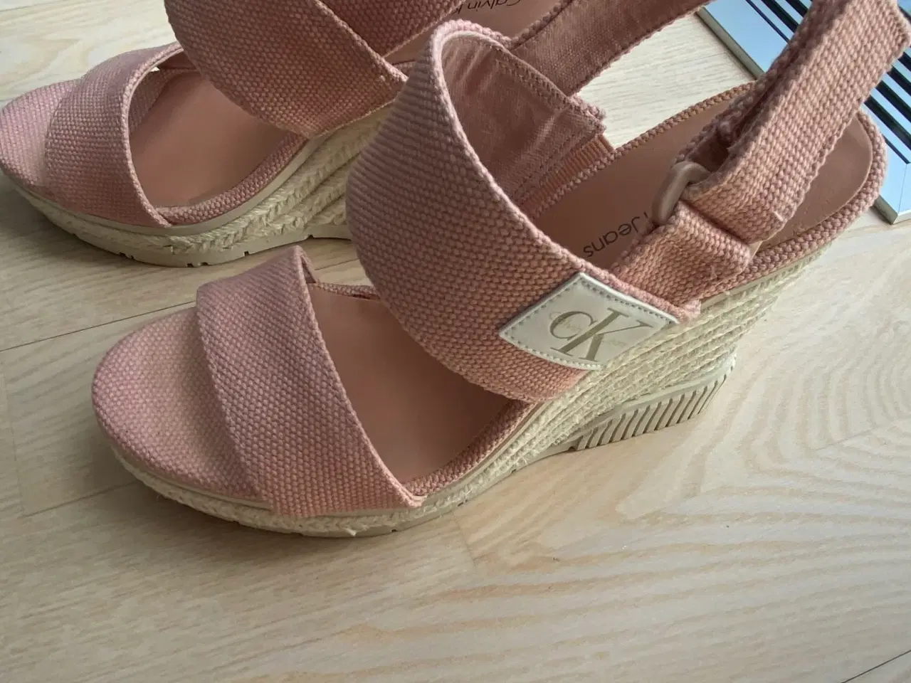 Billede 7 - Calvin Klein kilehæl sandaler – nude, som ny.