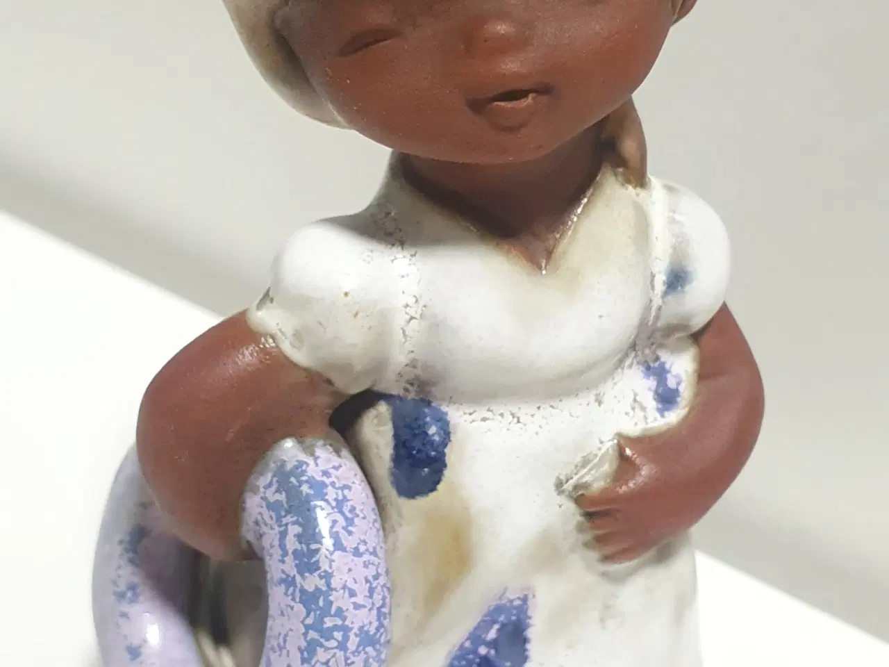 Billede 1 - Porcelænsfigur - Kvinde med badering i hånden