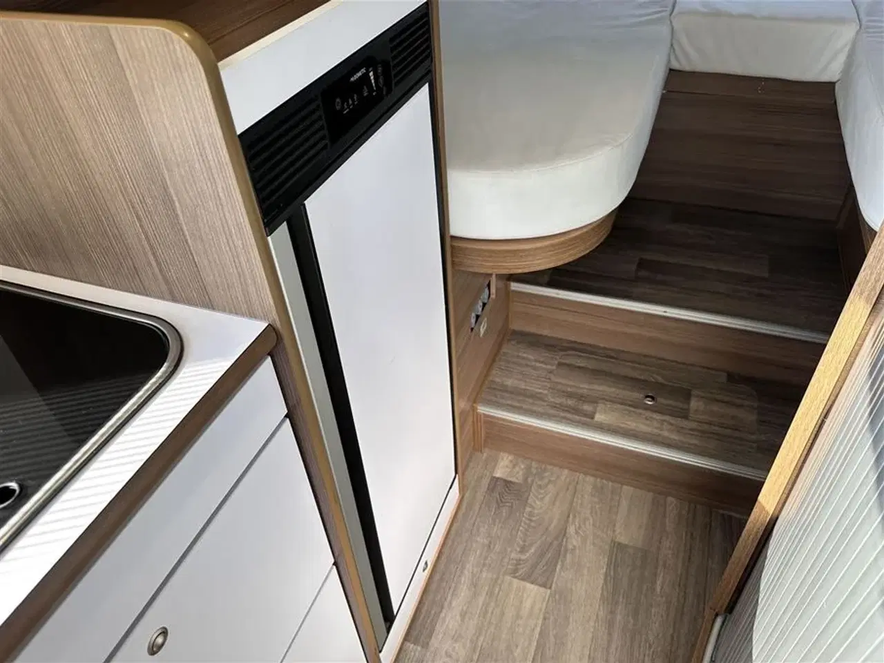 Billede 11 - 2021 - Bravia 636 140 Hk Edition 30   Campervan med langsgående senge og god indretning Kørt 20,500 Km.
