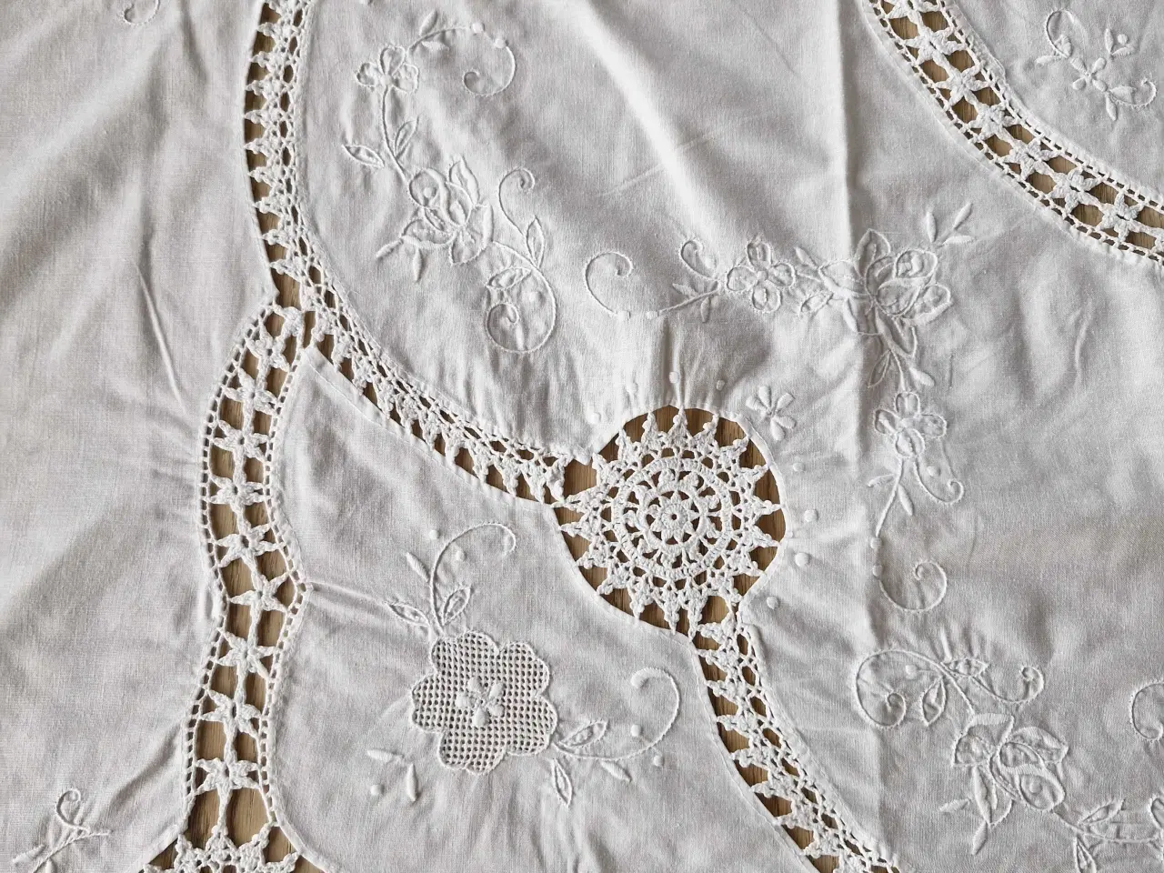 Billede 3 - Smuk håndsyet vintage dug 