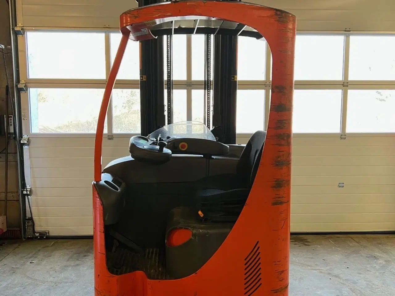 Billede 4 - Reachtruck med batteri fra 2019. 700 cm løftehøjde