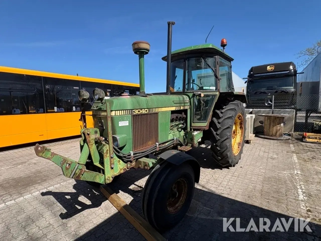 Billede 1 - Traktor John Deere 3040 med kost sneplov og saltspreder