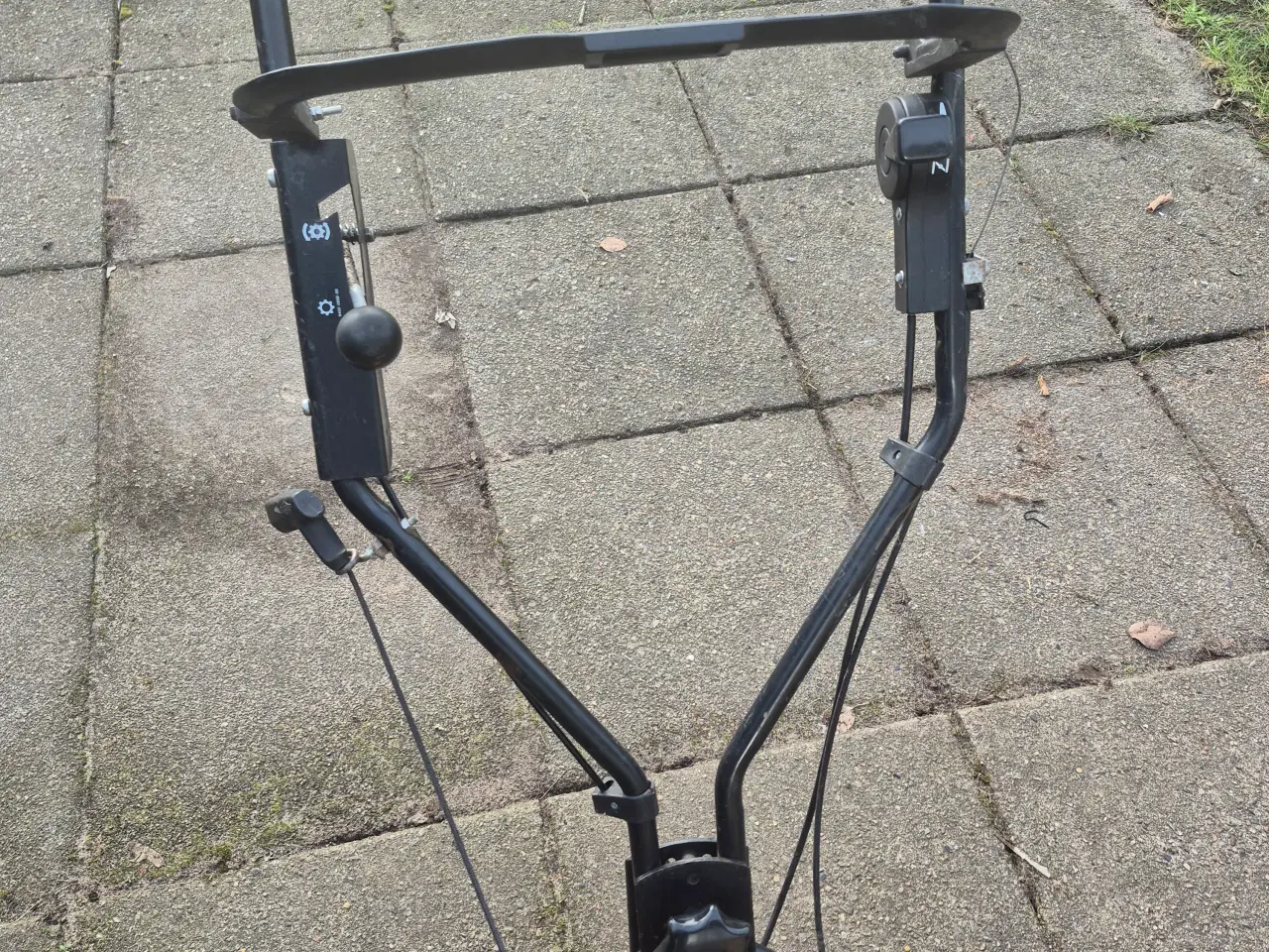 Billede 3 - Stærk plæneklipper med aluskjold 