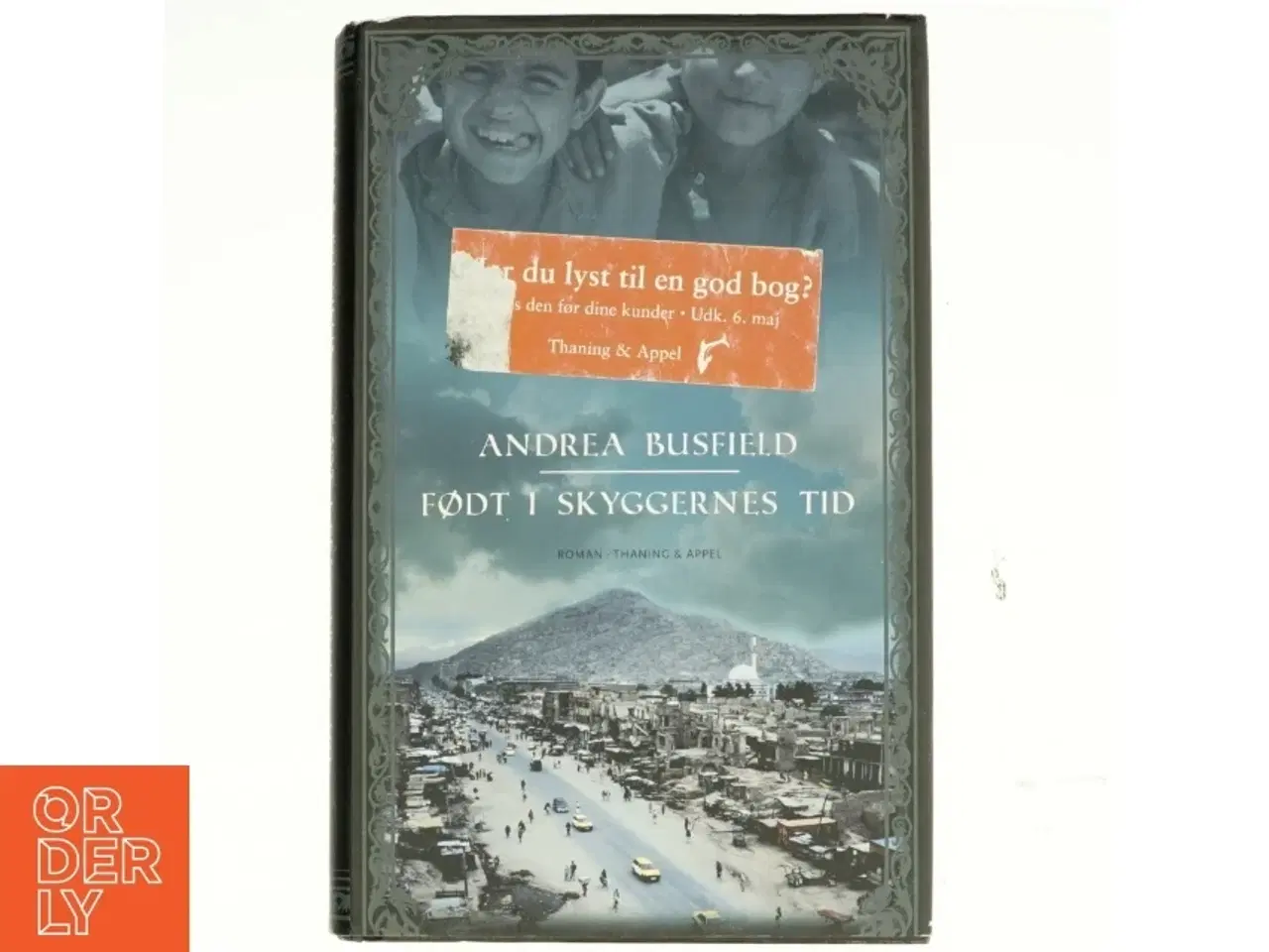 Billede 1 - Født i skyggernes tid : roman af Andrea Busfield (Bog)